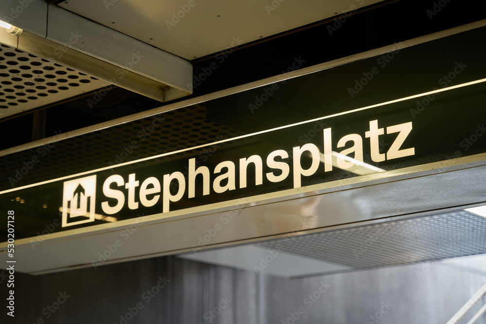 Hinweisschild auf den Ausgang aus der Wiener U-Bahn in Richtung Stephansplatz