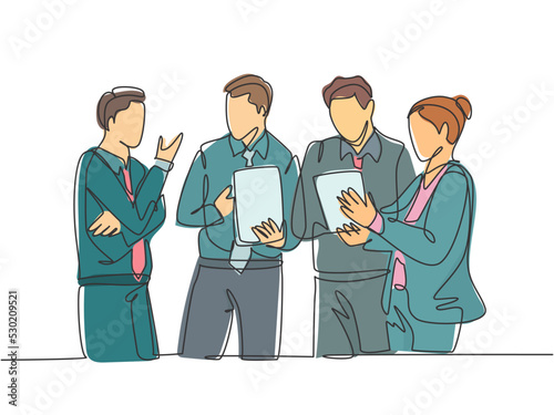 One continuous line drawing of young businessmen and businesswoman listening trainer explain business lesson. Business presentation concept. Trendy single line draw graphic design vector illustration