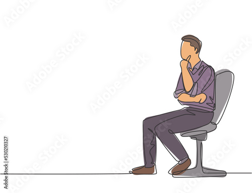 Single continuous line drawing of young male startup founder sitting on office chair and focus thinking company growth strategy. Business thinking concept one line draw design vector illustration