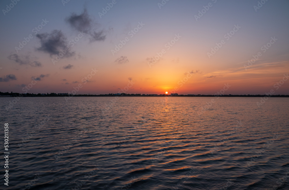 Obraz premium The sun goes down over a lake