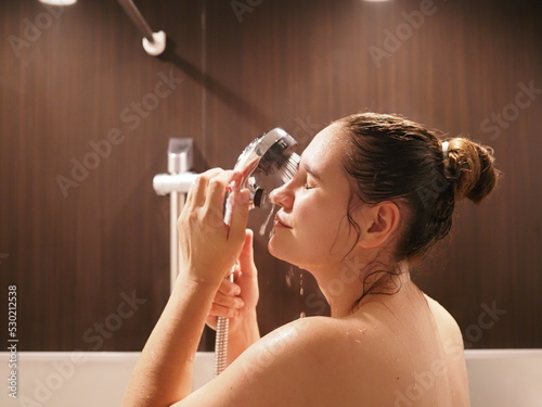 シャワーを浴びる外国人女性 
