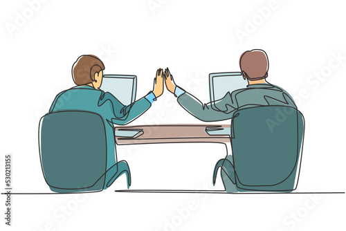 One continuous line drawing of two young happy business men high five when they knew the project running smoothly. Trendy business teamwork concept single line draw design graphic vector illustration