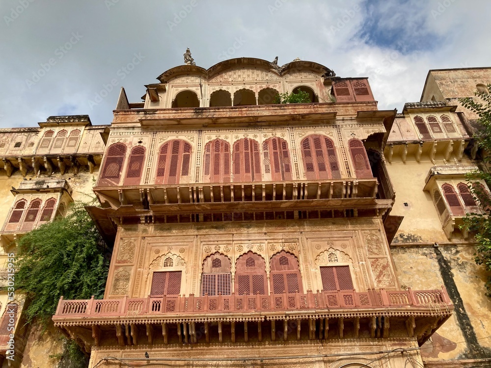 Obraz premium ALWAR, INDIA - OCTOBER 11: City Palace on October 11, 2021 in Alwar, India. The former maharaja palace is the home of the city offices 