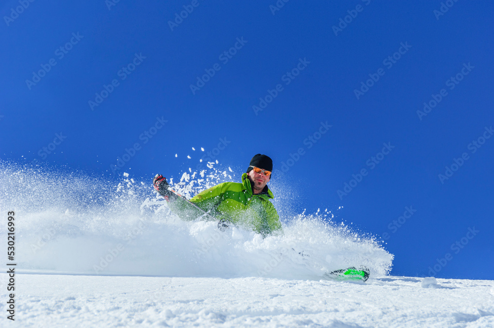 Elegant im Schnee unterwegs auf Telemark-Skiern