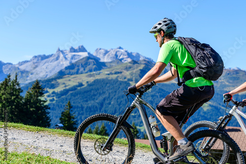 Radsportler bei einer Tour im Gebirge photo