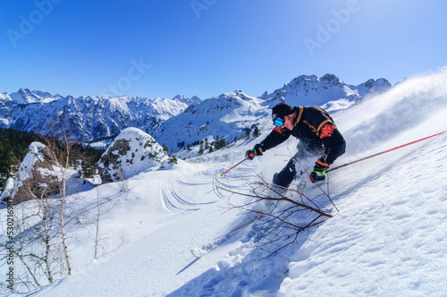 gekonnt Telemark-Skifahren im freien Gelände