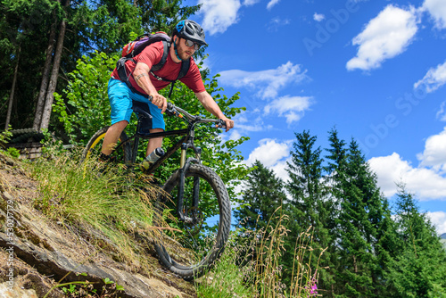 Verwegener Mountainbiker befährt sehr steiles Gelände photo