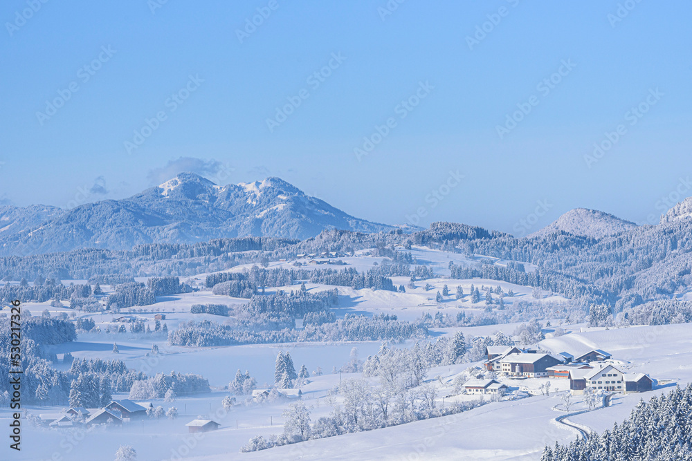 Fototapeta premium Idyllischer Wintermorgen im Ostallgäu am bayerischen Alpenrand