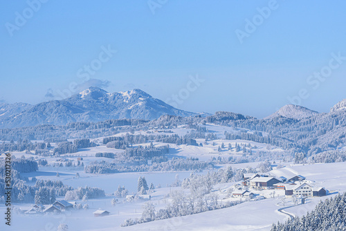 Idyllischer Wintermorgen im Ostallgäu am bayerischen Alpenrand