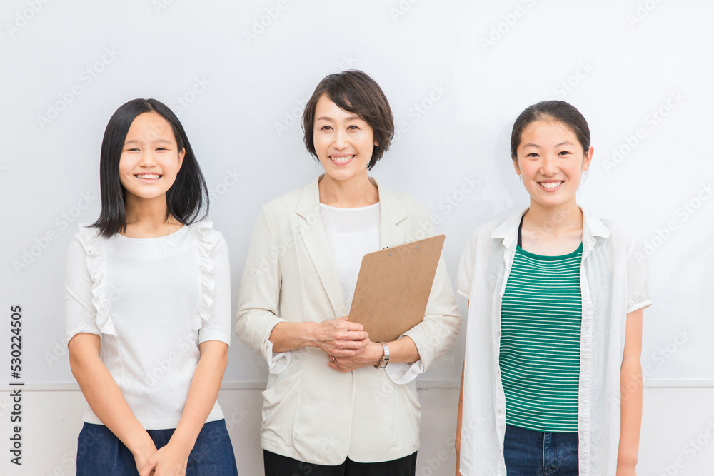 スーツを着た女性と子供（先生と生徒）
