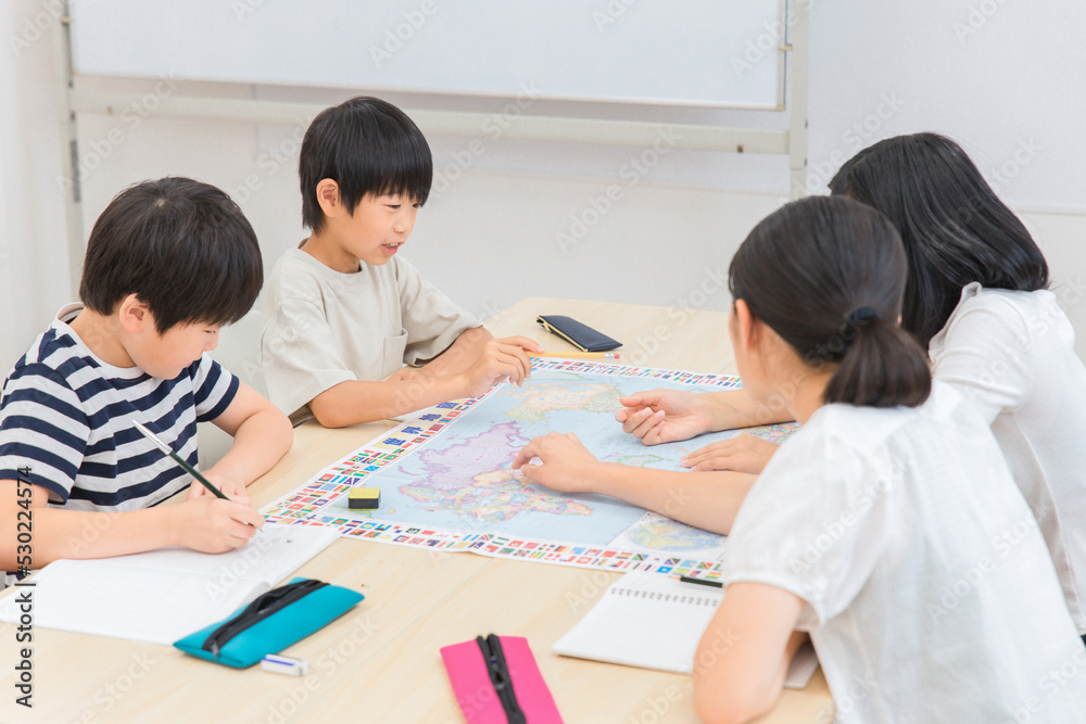 Obraz premium 友達と一緒に勉強する子供達（グループ学習・班学習） 