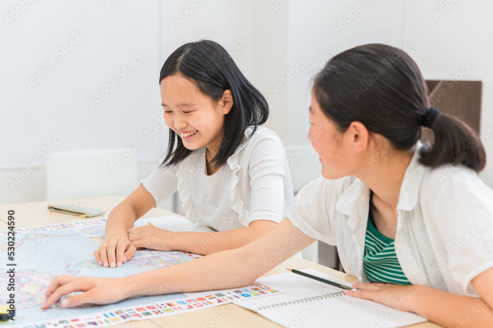 学校で友達と勉強する子供(夏期講習・アクティブラーニング)
学校で友達と勉強する子供(夏期講習・アクティブラーニング)