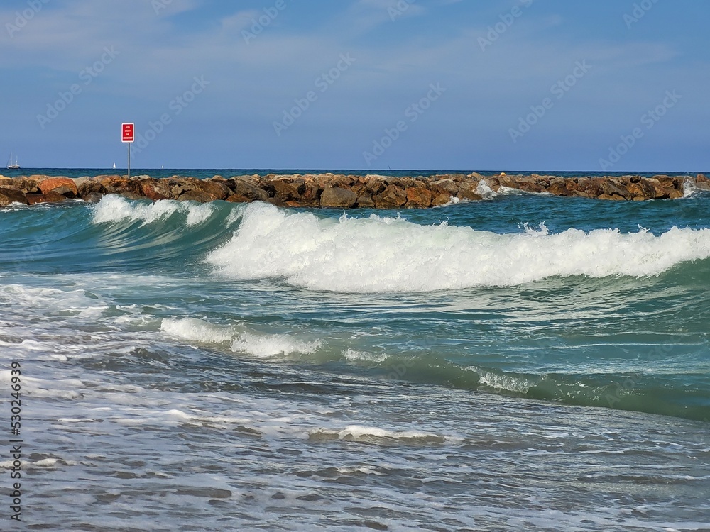 Sandstrand mit Meer und blauem Himmel Sandstrand mit Meer und blauem Himmel