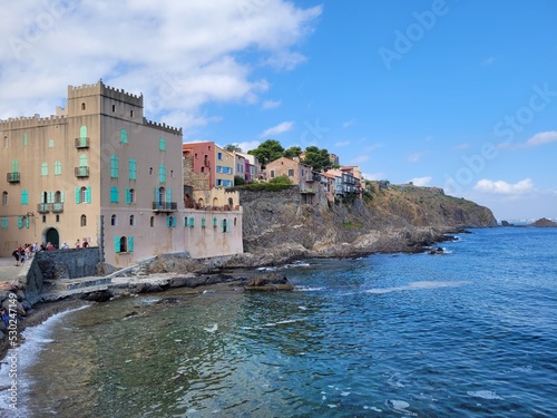 Collioure mit Meer und Häuser photo
