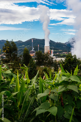 Foto landscape with a thermal power plant expelling steam from its chimney
