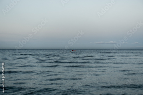 Einsames Fischerboot in der Dämmerung
