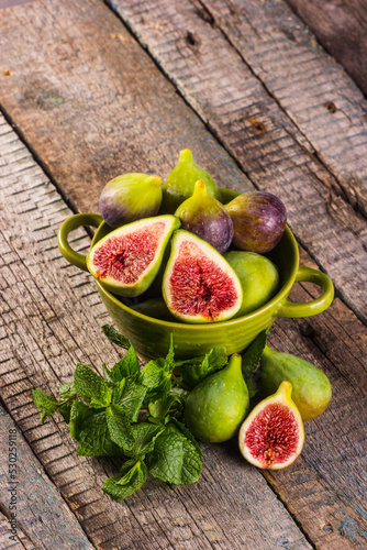 Obraz na płótnie Bowl with fresh raw green figs on wooden background w salonie