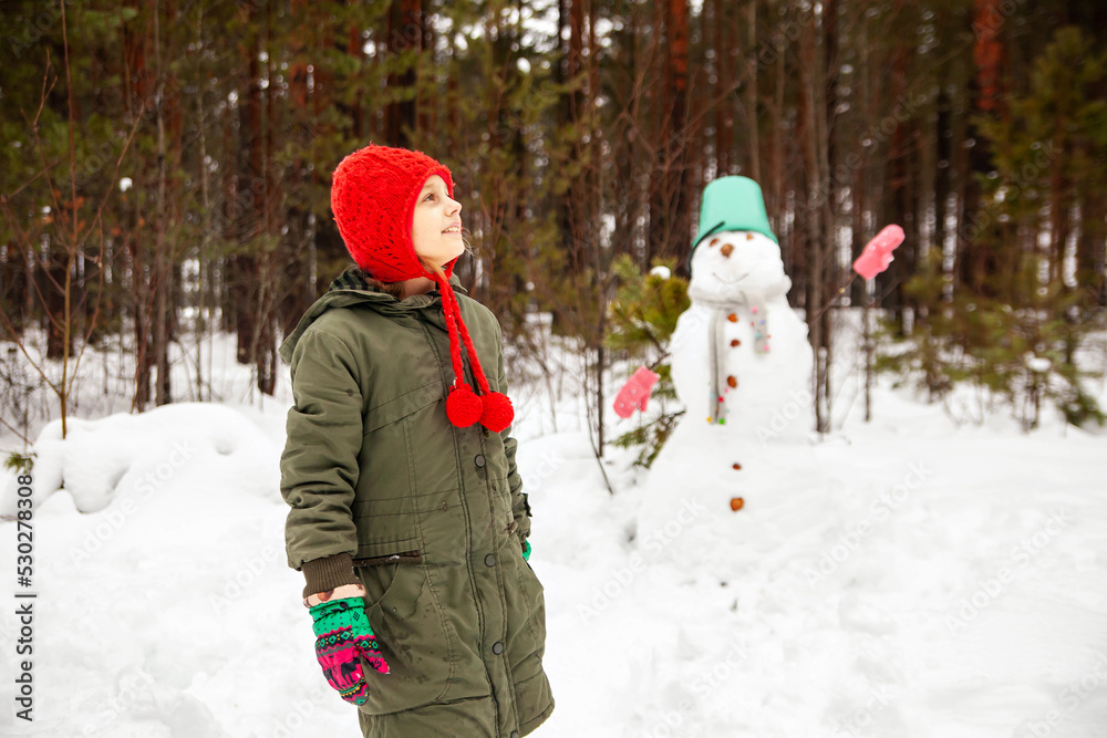  Pre-teen girl in winter to sculpt a snowman
