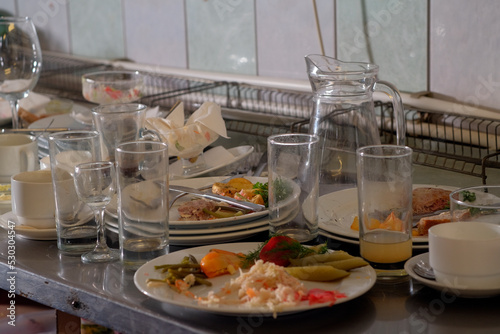 Lots of dirty dishes, after co-op or banquets. The concept of dirty cuisine in the restaurant.