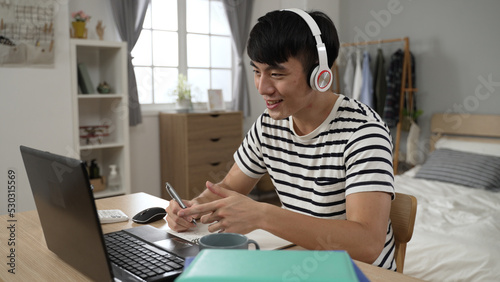 Foto cheerful asian college student with headphones is smiling and talking to teacher