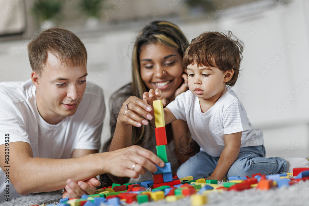 Obraz premium Parents watch the game and the development of their child