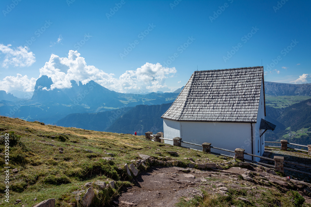 Φωτογραφία Heilig Kreuz Kapelle auf der Raschötz über dem Grödnertal mit Blick die Langkofe