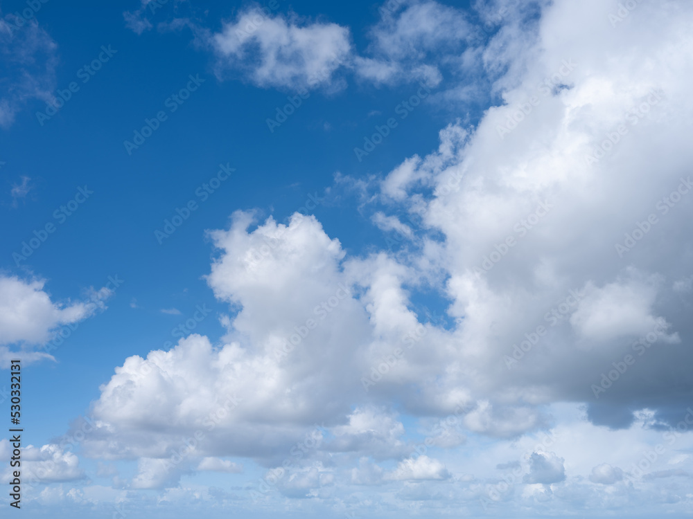 un ciel bleu avec des nuages blanc