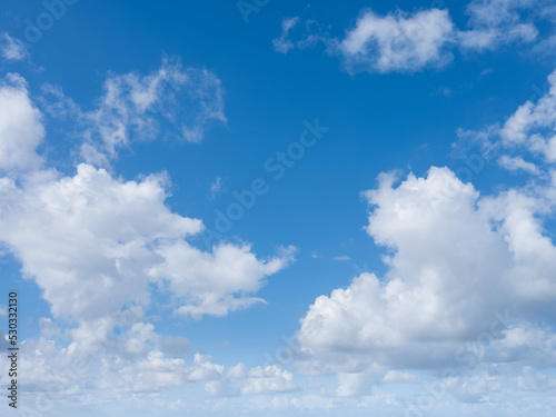 Fototapeta Naklejka Na Ścianę i Meble -  un ciel bleu avec des nuages blanc