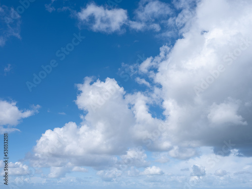un ciel bleu avec des nuages blanc