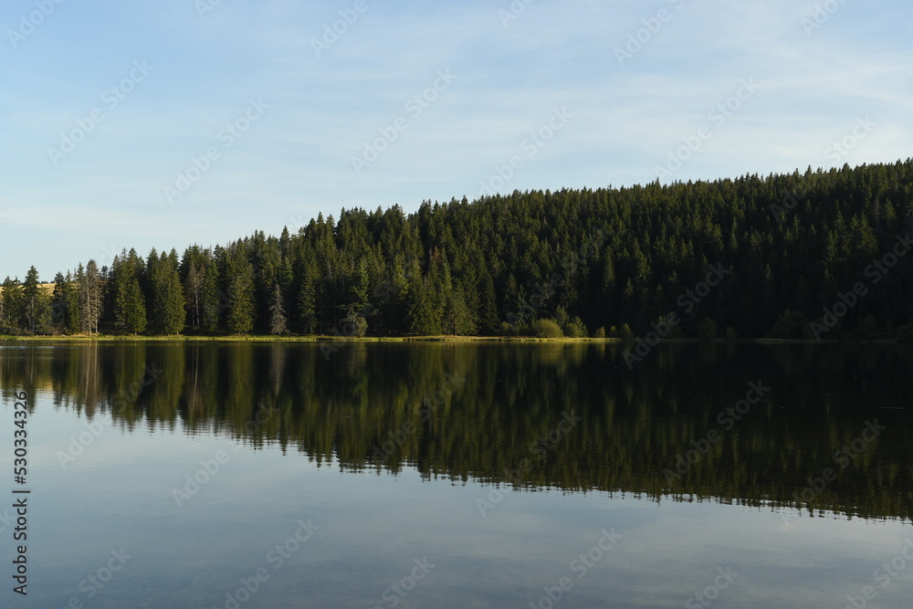 Le lac de servières à orcival en Auvergne en France