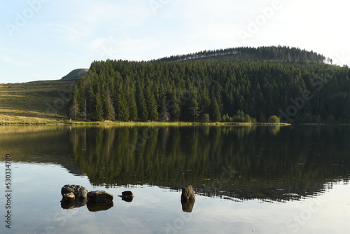 Le lac de servières à orcival en Auvergne en France photo