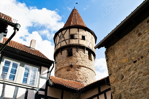 Blick auf einen  der vier Wehrtürme der großen mittelalterlichen Kirchenburg von Ostheim vor der Rhön