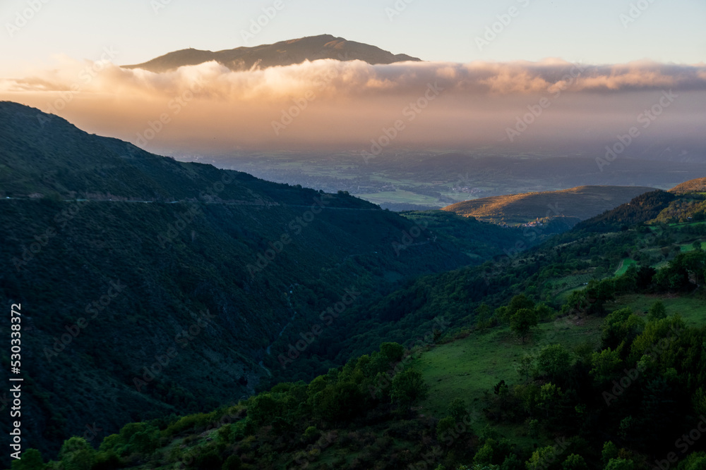Obraz premium Sunrise on the Cerdanya plain, from Éller with fog covering the lower part of the plain