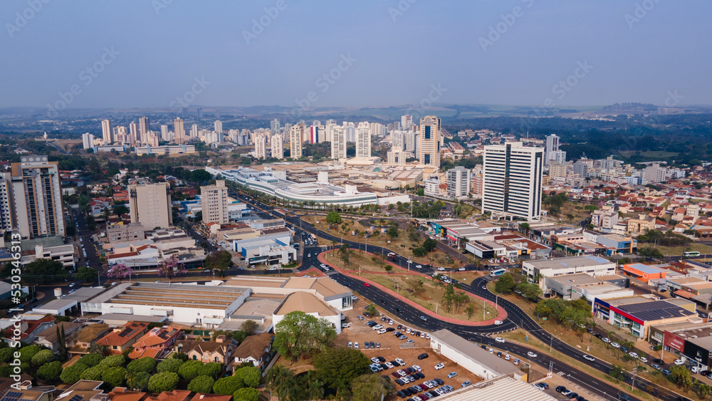 Imagem aérea em Ribeirão Preto com Shopping.