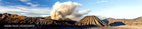 Fotografia Panoramic view Mt Bromo active volcanic eruption exploding