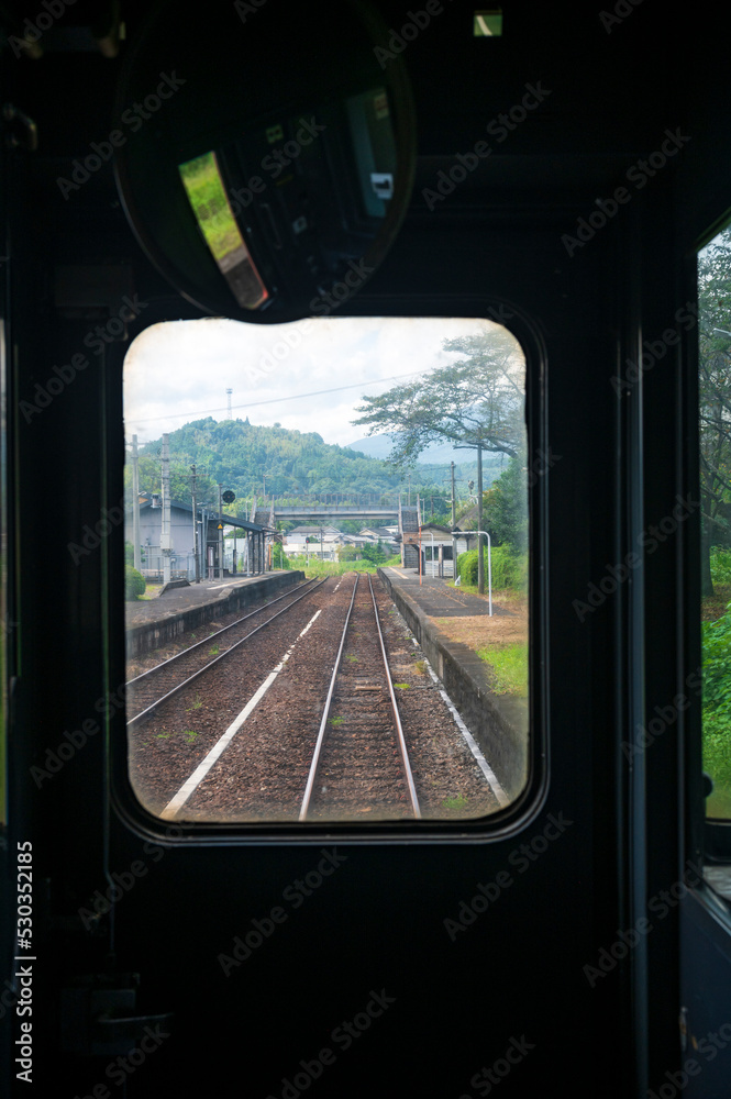 電車の車窓から見えるローカル鉄道の線路