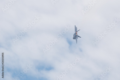 Fotografiet Avion de combate de ultima generacion maniobrando con postcombustion con cielo n