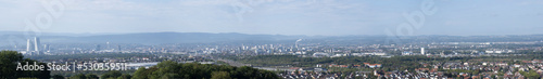 Panoramablick auf die Dreiländereck-Landschaft Deutschland-Frankreich-Schweiz. Metropolregion Basel, Weil am Rhein und Huningue. Im Hintergrund den Schweizer Jura und die Sundgauer Hügel