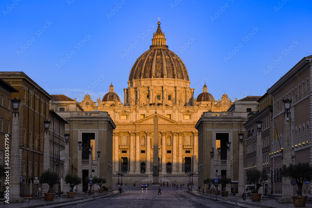 Fototapeta premium Petersdom am Morgen im Sonnenlicht St. Peter's Basilica in the morning light
