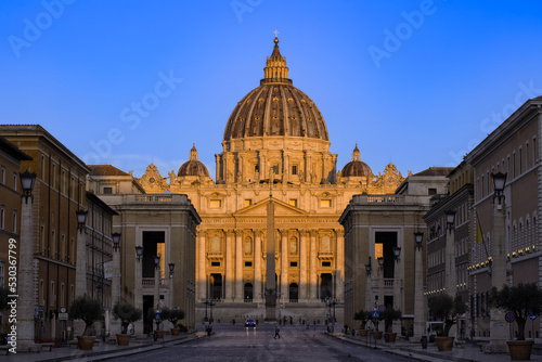 Petersdom am Morgen im Sonnenlicht
St. Peter's Basilica in the morning light