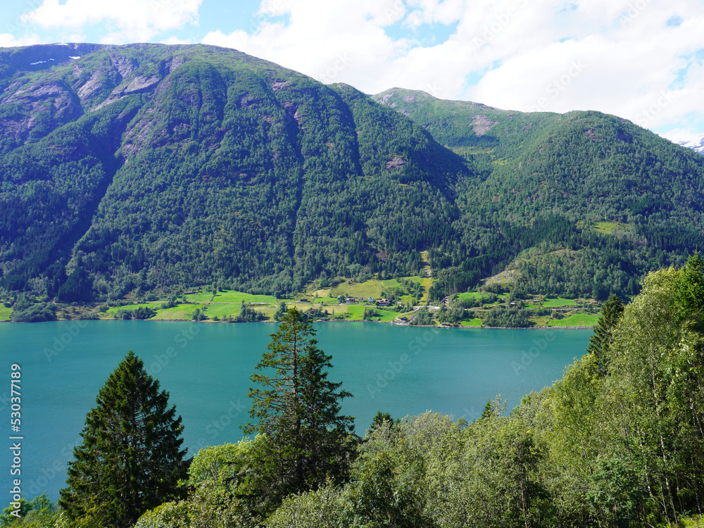 Blick auf den türkis schimmernden Fjaerlandsfjord in Norwegen 