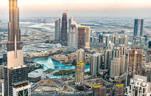 Murais de parede Aerial Dubai lake and fountain Burj Khalifa UAE