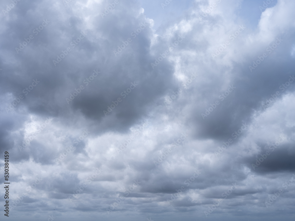 Fototapeta premium Un ciel chargé de nuages gris en automne