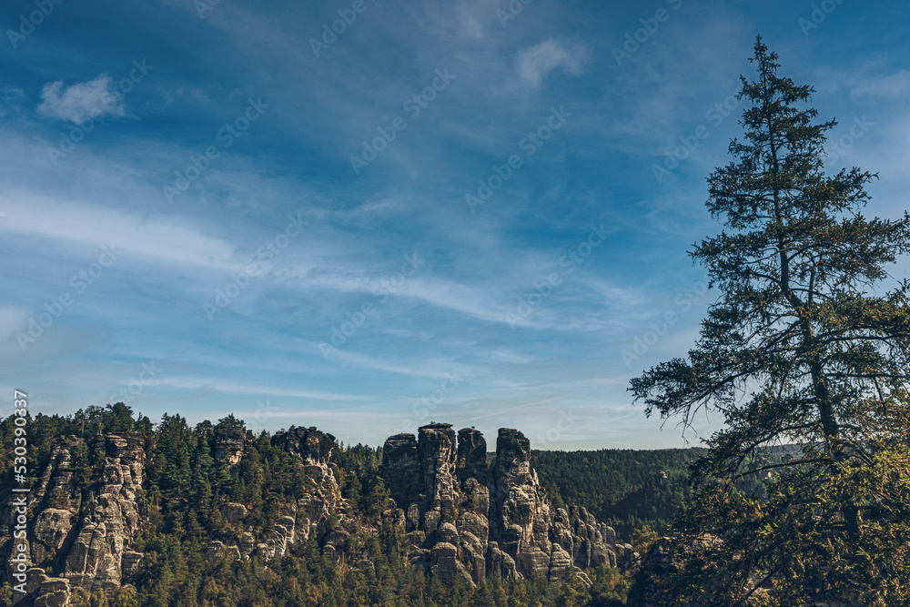 Wunderschöne Panorama Landschaften in Bad Schandau, dem Kurort in der Sächsischen Schweiz. Aufgenommen im Hochsommer in freier Natur am Nationalpark zwischen Felsen und Sandsteinen. 