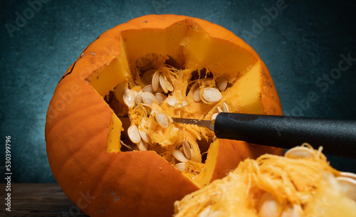 Obraz na plátne Halloween pumpkin gutting before carving Jack-o'-lantern