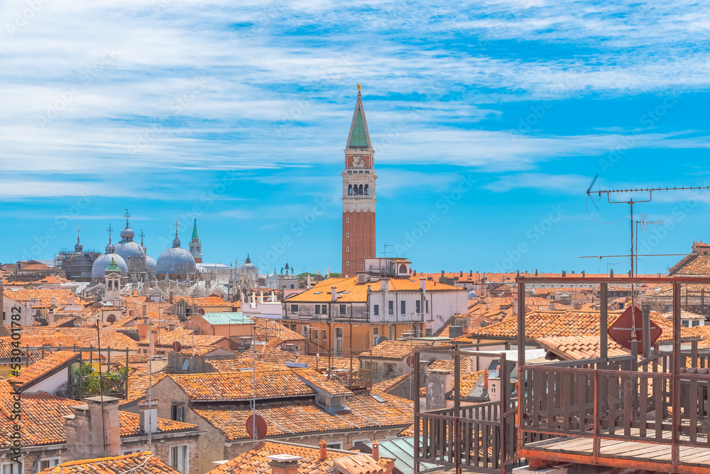 Fototapeta premium Les toits de Venise vu depuis la terrasse de Fondaco dei Tedeschi.
