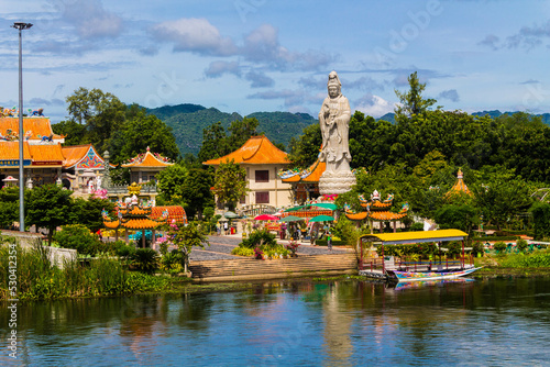 Wihan Phra Phothisat Kuan frente al puente del riokhwa