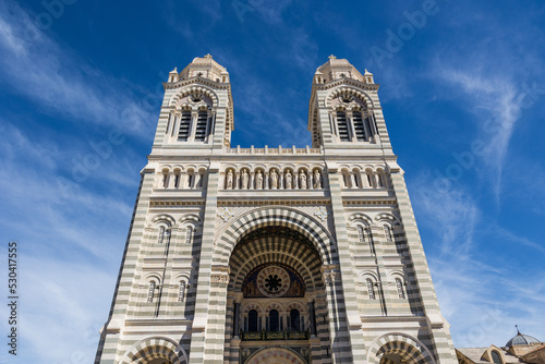Façade de néo-byzantine de la Cathédrale La Major de Marseille et ses deux clochers