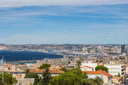 Vue sur le Port de Marseille et la Cathédrale La Major depuis la Basilique Notre-Dame de la Garde