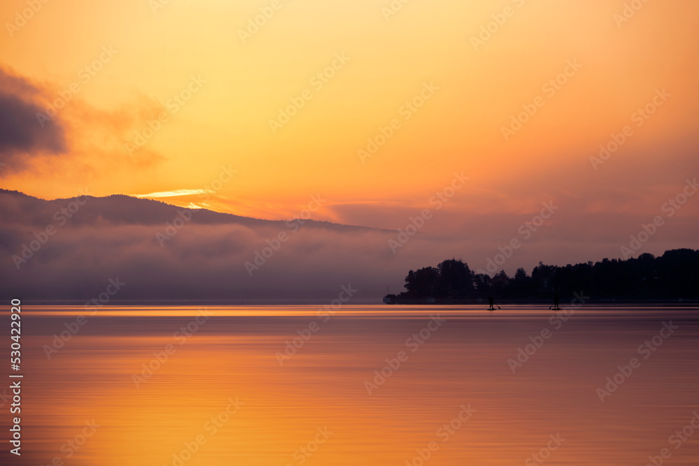 Krajobraz wodny. Wschód słońca nad jeziorem